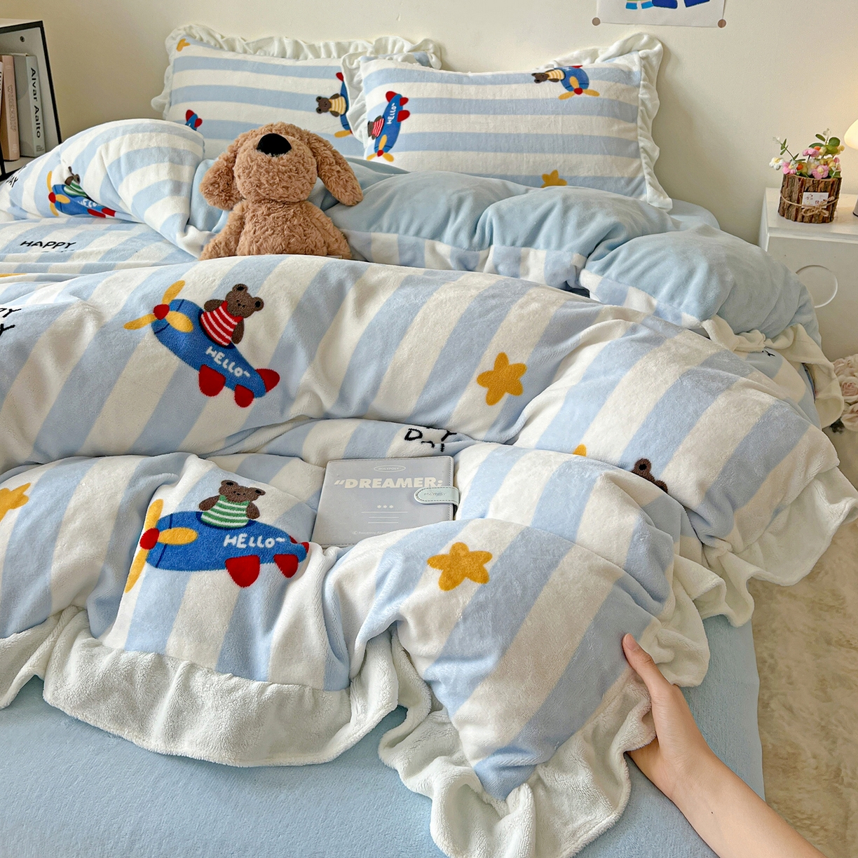 91家纺网 家纺一手货源 找家纺 眷恋家纺 2025新款秋冬新品牛奶绒花边四件套 小飞机