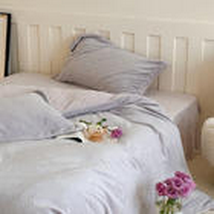 91家纺网 家纺一手货源 找家纺 凯罗 2025新款花卉系列高克重牛奶绒雕花四件套 丛林秘境-迷雾灰