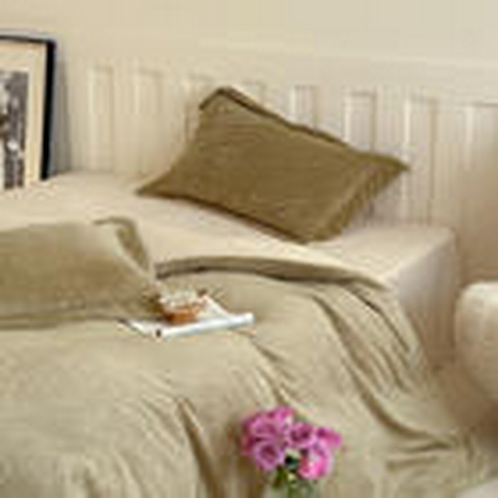 91家纺网 家纺一手货源 找家纺 凯罗 2025新款花卉系列高克重牛奶绒雕花四件套 卷草物语-芥末绿