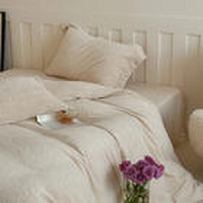 91家纺网 家纺一手货源 找家纺 凯罗 2025新款花卉系列高克重牛奶绒雕花四件套 卷草物语-奶油黄