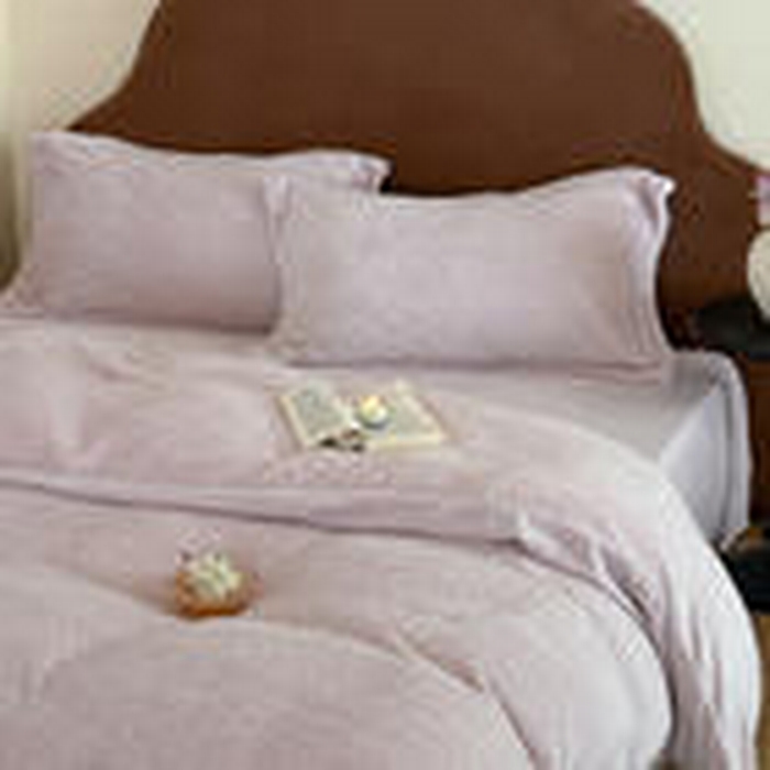 91家纺网 家纺一手货源 找家纺 凯罗 2025新款花卉系列高克重牛奶绒雕花四件套 漫可蕾丝-白桃色