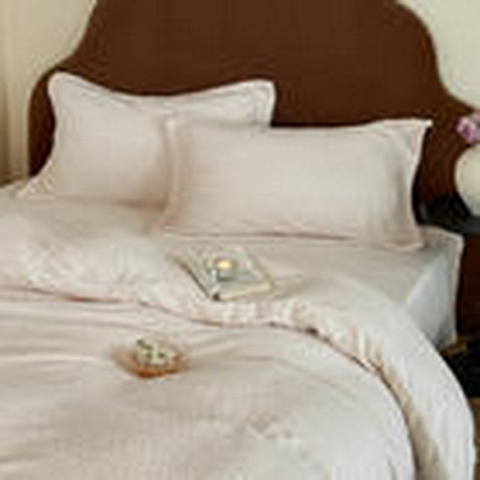 91家纺网 家纺一手货源 找家纺 凯罗 2025新款花卉系列高克重牛奶绒雕花四件套 漫可蕾丝-芝芝粉