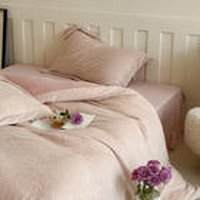 91家纺网 家纺一手货源 找家纺 凯罗 2025新款花卉系列高克重牛奶绒雕花四件套 卷草物语-淡玉粉