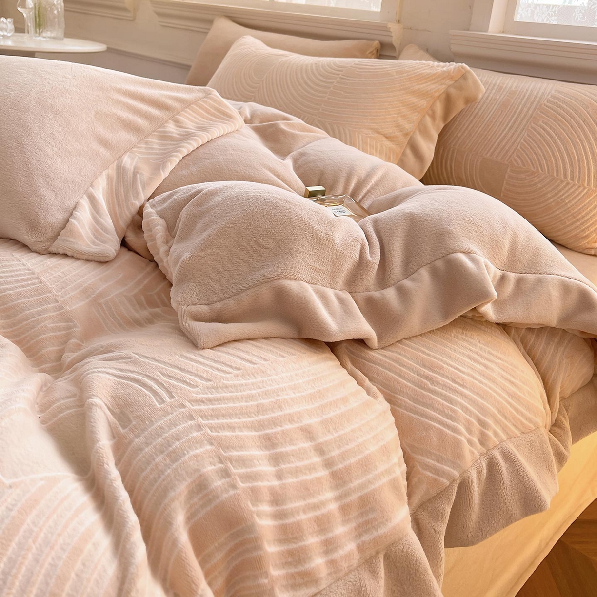 91家纺网 家纺一手货源 找家纺 （总） 2025冬季热款A类加厚雕花牛奶绒四件套双面保暖刺绣被套珊瑚绒床单床上用品