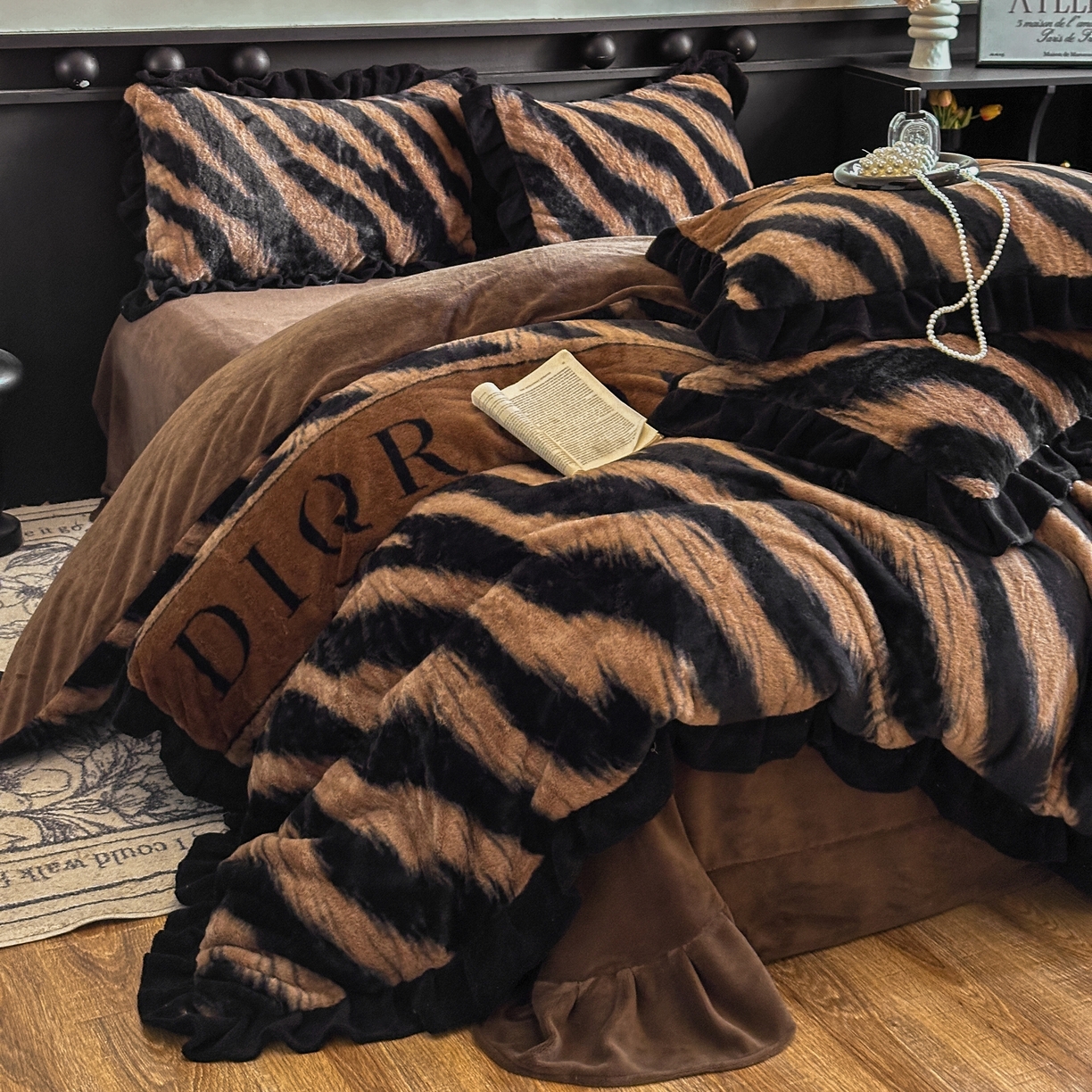 91家纺网 家纺一手货源 找家纺 晚爱家居  2025新款韩版黑色花边美拉德兔毛绒四件套高克重皮草兔绒牛奶绒四件套 条纹咖