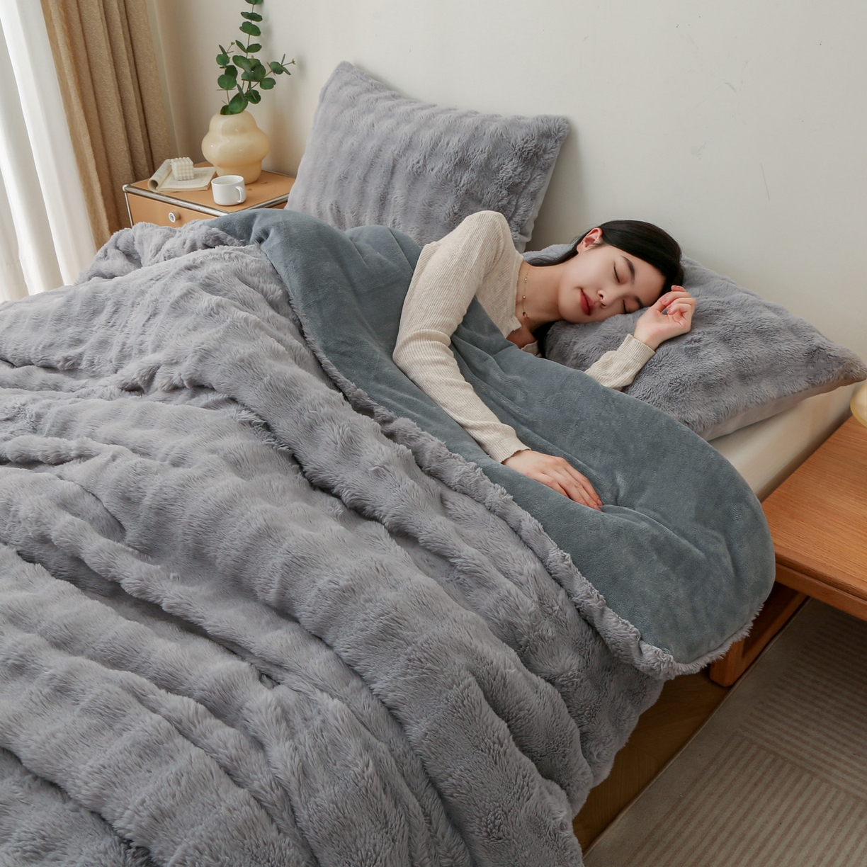 91家纺网 家纺一手货源 找家纺 亚龙工厂店 2025新款亲肤舒适兔兔绒被子被芯三件套灰色