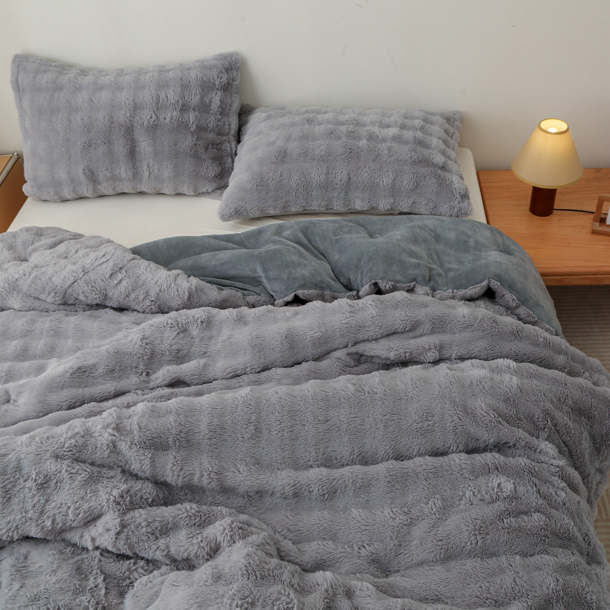 91家纺网 家纺一手货源 找家纺 亚龙工厂店 2025新款亲肤舒适兔兔绒被子被芯三件套灰色