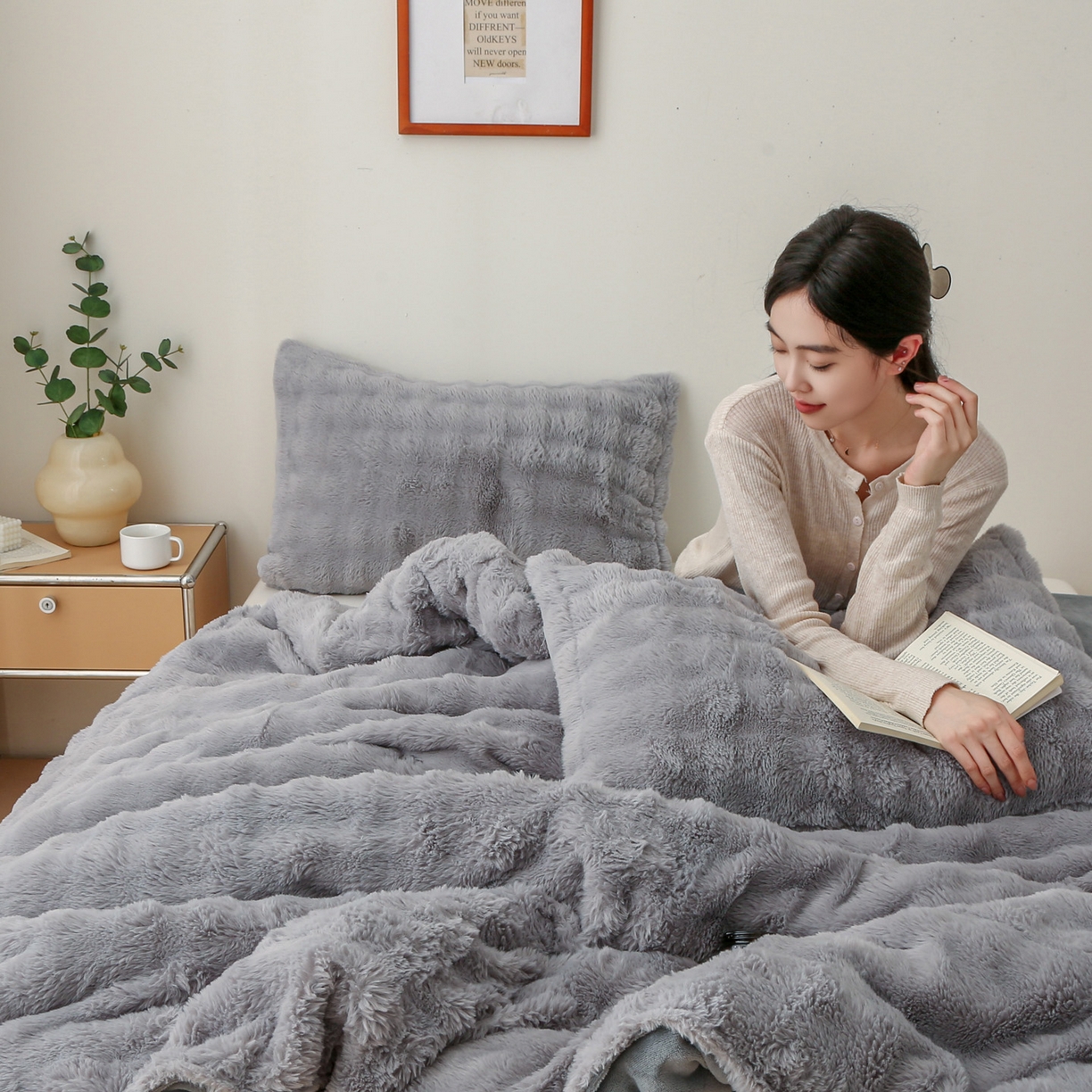 91家纺网 家纺一手货源 找家纺 亚龙工厂店 2025新款亲肤舒适兔兔绒被子被芯三件套灰色