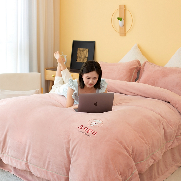 91家纺网 家纺一手货源 找家纺 （总）芯丝路枕业 2025新款蚕丝棉四件套系列-彩虹光圈