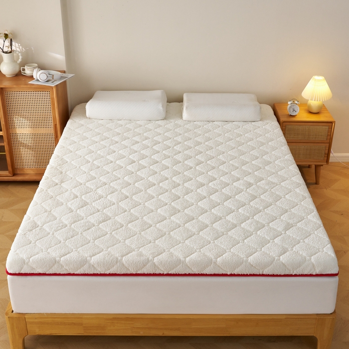 91家纺网 家纺一手货源 找家纺 芊梵床垫 2025新款5D网格布单边硬质棉羊羔绒床垫系列 羊羔绒-红白