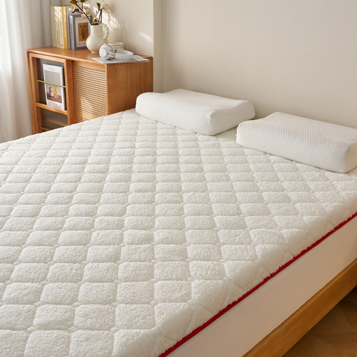 91家纺网 家纺一手货源 找家纺 芊梵床垫 2025新款5D网格布单边硬质棉羊羔绒床垫系列 羊羔绒-红白