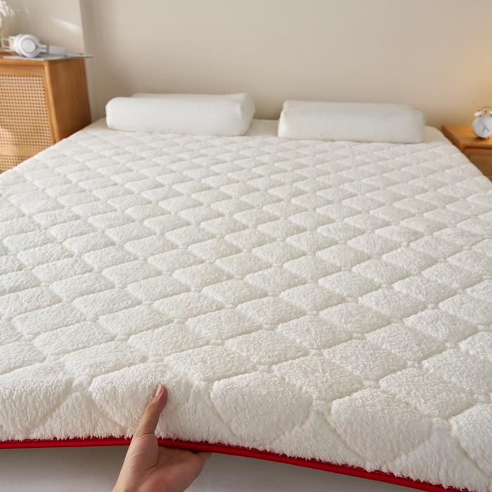 91家纺网 家纺一手货源 找家纺 芊梵床垫 2025新款5D网格布单边硬质棉羊羔绒床垫系列 羊羔绒-红白
