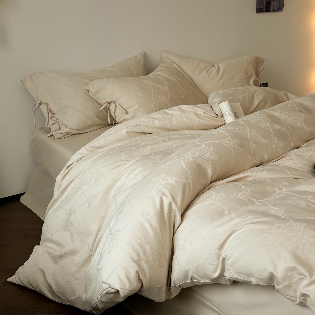 91家纺网 家纺一手货源 找家纺 简纯主义 2025新款A类磨毛浮雕提花四件套-图二 花予白