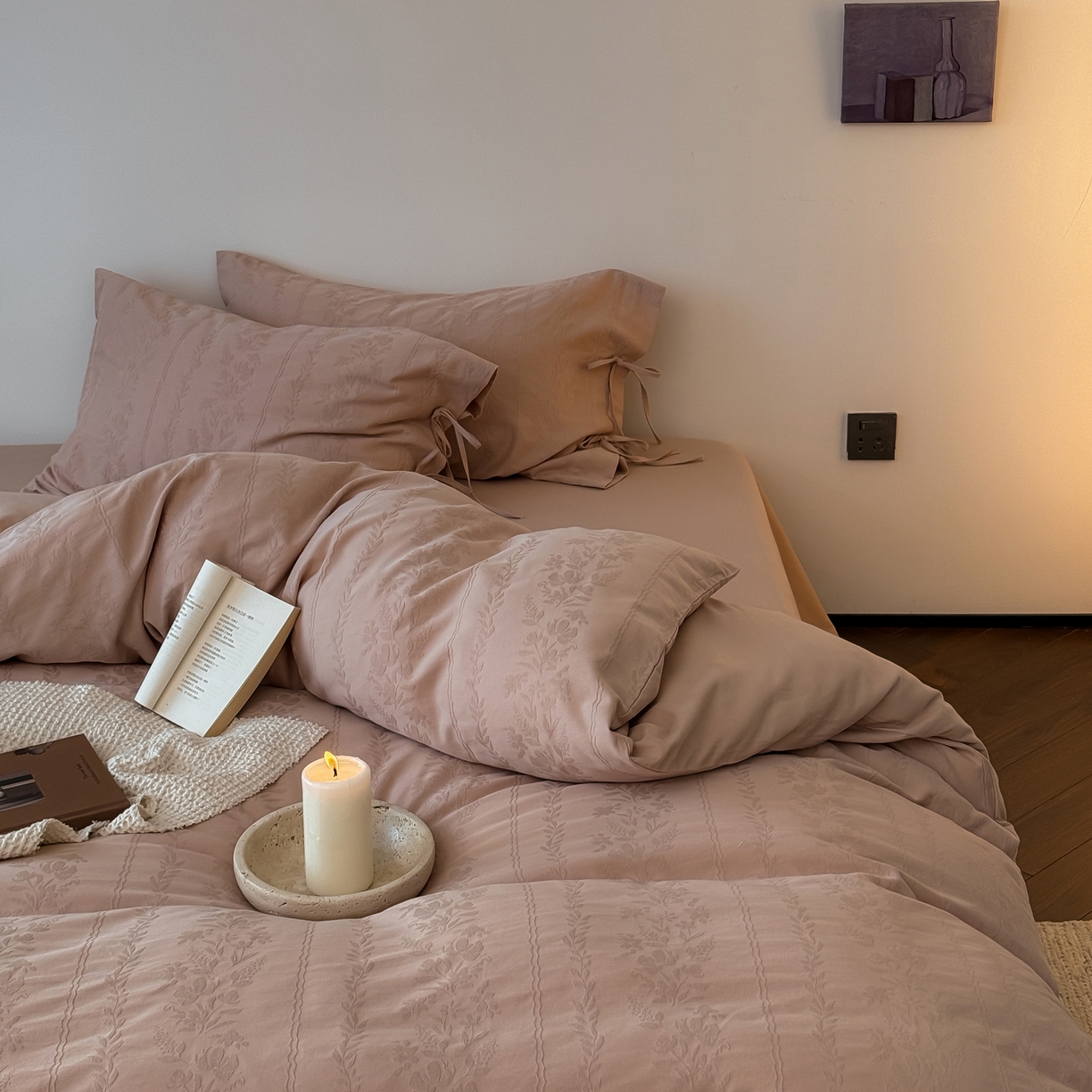 91家纺网 家纺一手货源 找家纺 简纯主义 2025新款A类磨毛浮雕提花四件套-图二 花轻粉