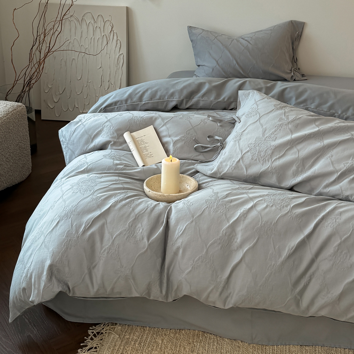 91家纺网 家纺一手货源 找家纺 简纯主义 2025新款A类磨毛浮雕提花四件套-图二 花予蓝