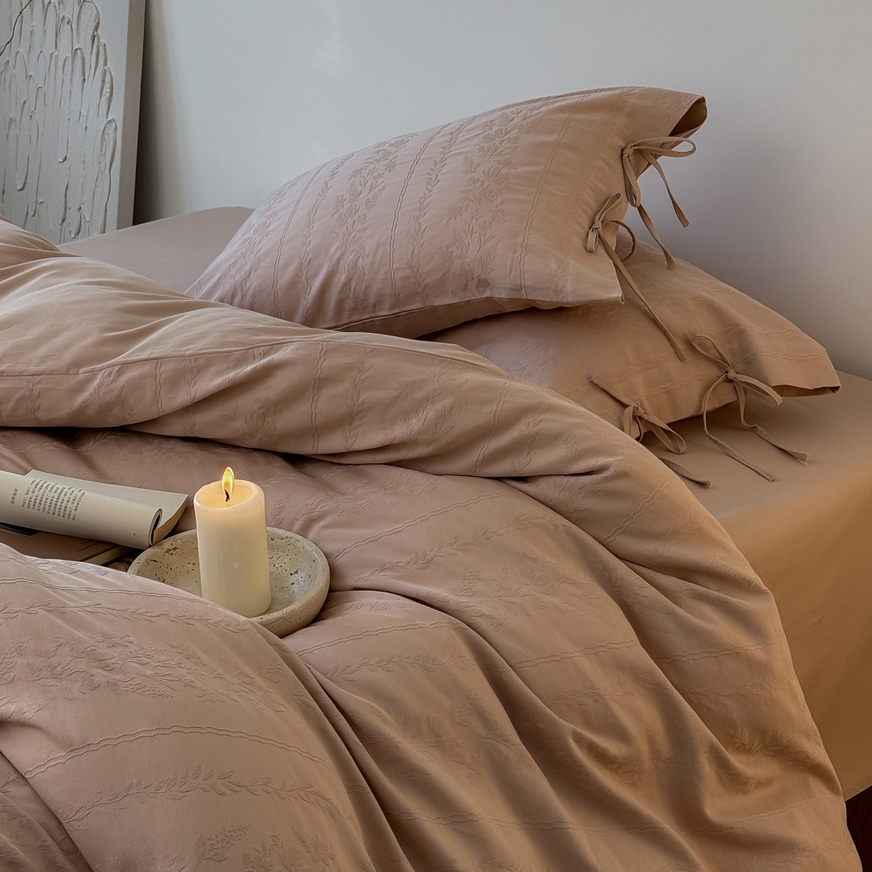 91家纺网 家纺一手货源 找家纺 简纯主义 2025新款A类磨毛浮雕提花四件套-图二 花轻粉