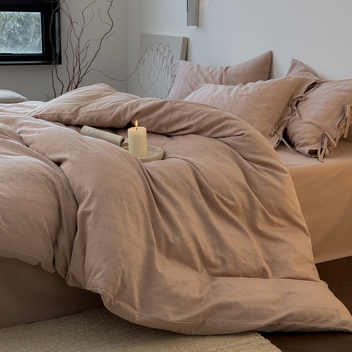 91家纺网 家纺一手货源 找家纺 简纯主义 2025新款A类磨毛浮雕提花四件套-图二 花轻粉