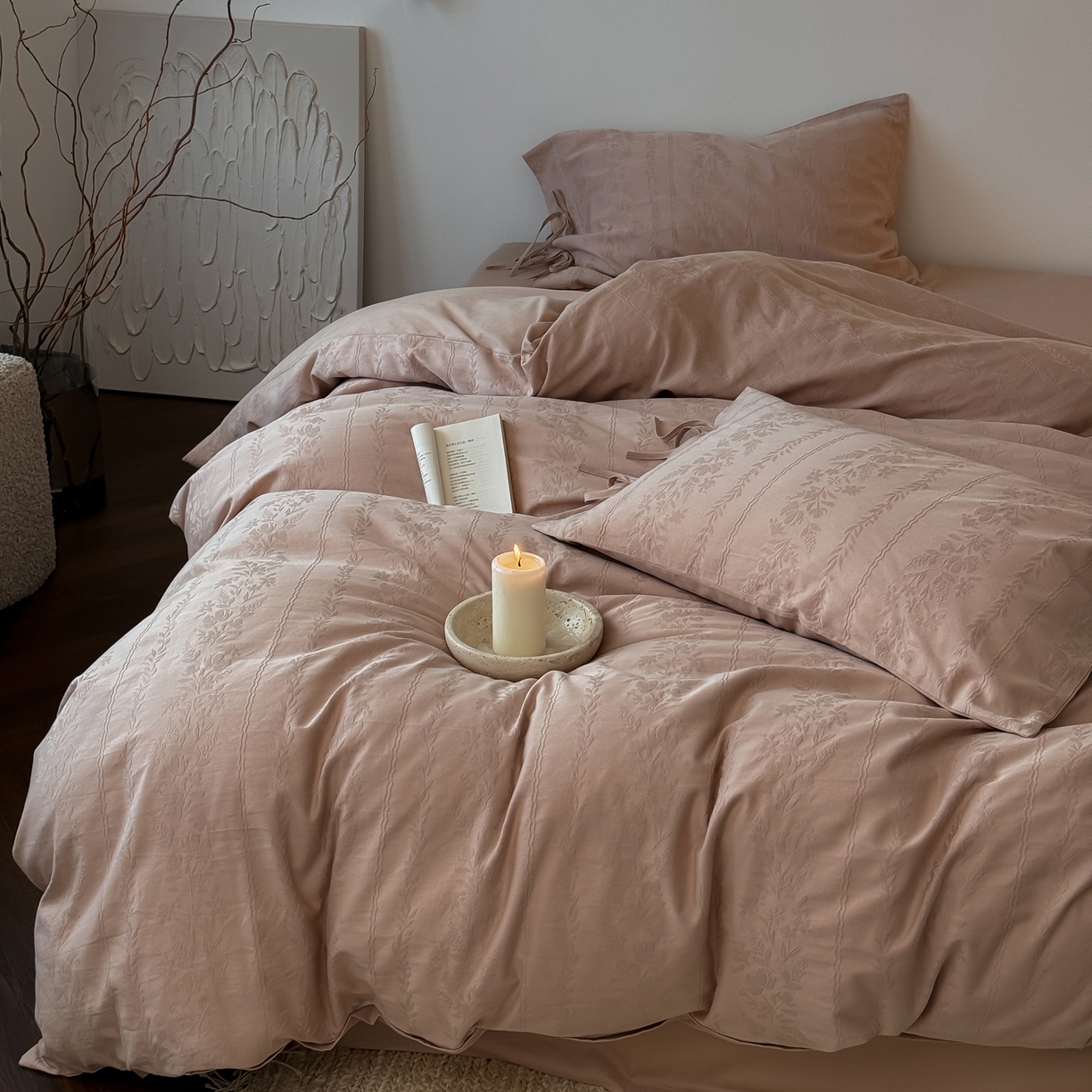 91家纺网 家纺一手货源 找家纺 简纯主义 2025新款A类磨毛浮雕提花四件套-图二 花轻粉