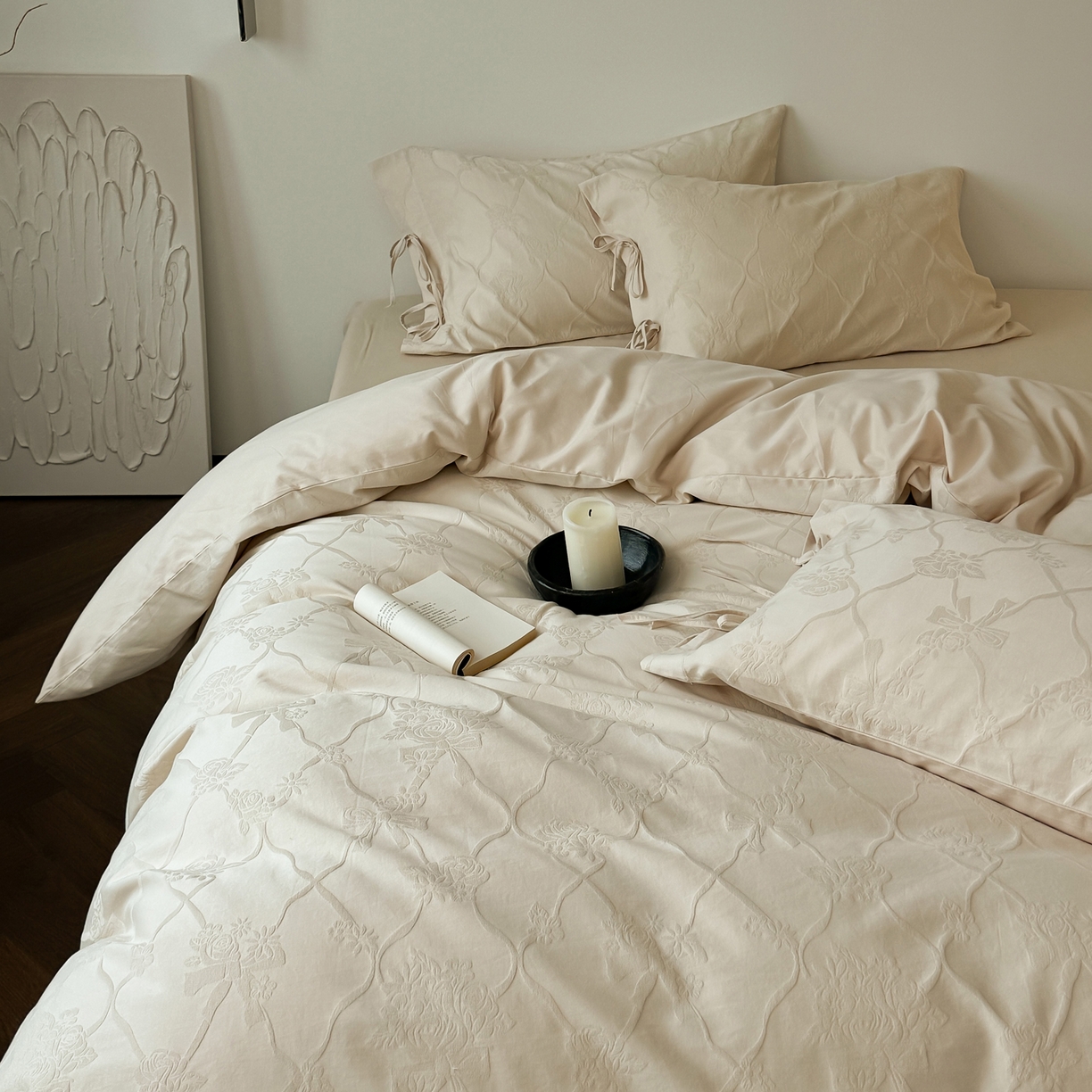 91家纺网 家纺一手货源 找家纺 简纯主义 2025新款A类磨毛浮雕提花四件套-图二 花予白