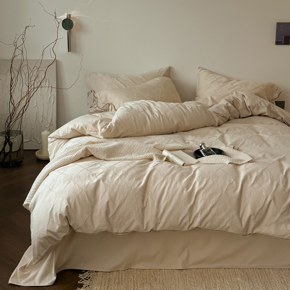 91家纺网 家纺一手货源 找家纺 简纯主义 2025新款A类磨毛浮雕提花四件套-图二 花予白