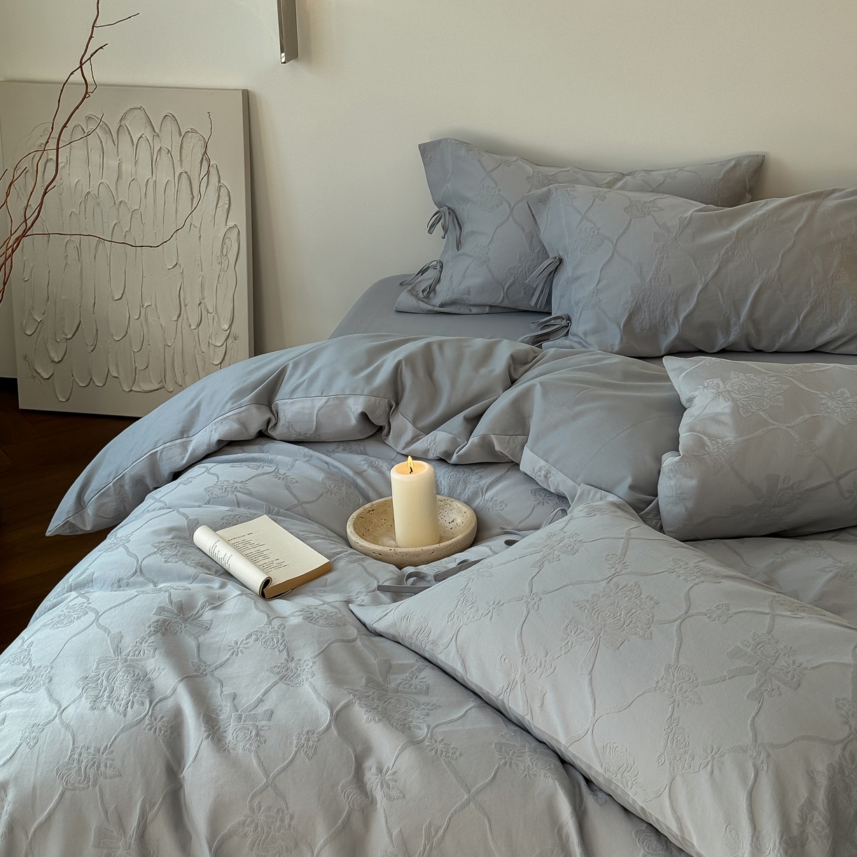 91家纺网 家纺一手货源 找家纺 简纯主义 2025新款A类磨毛浮雕提花四件套-图二 花予蓝