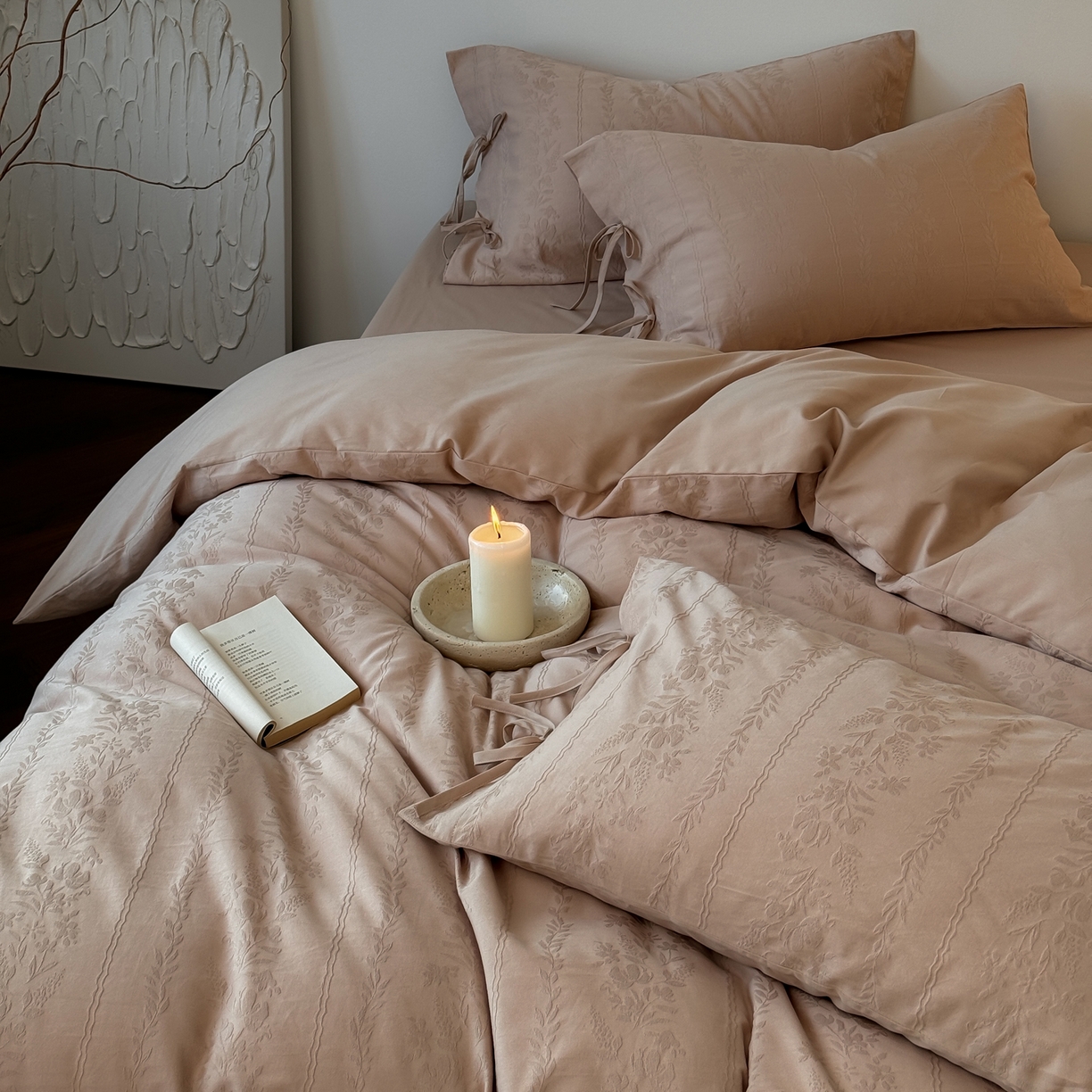 91家纺网 家纺一手货源 找家纺 简纯主义 2025新款A类磨毛浮雕提花四件套-图二 花轻粉