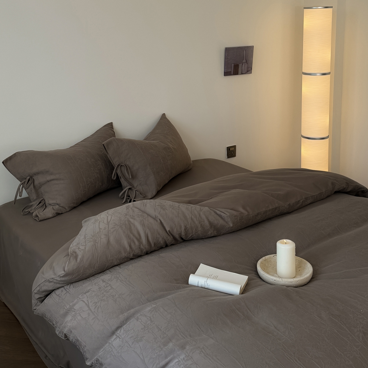 91家纺网 家纺一手货源 找家纺 简纯主义 2025新款A类磨毛浮雕提花四件套-图二 竹墨咖