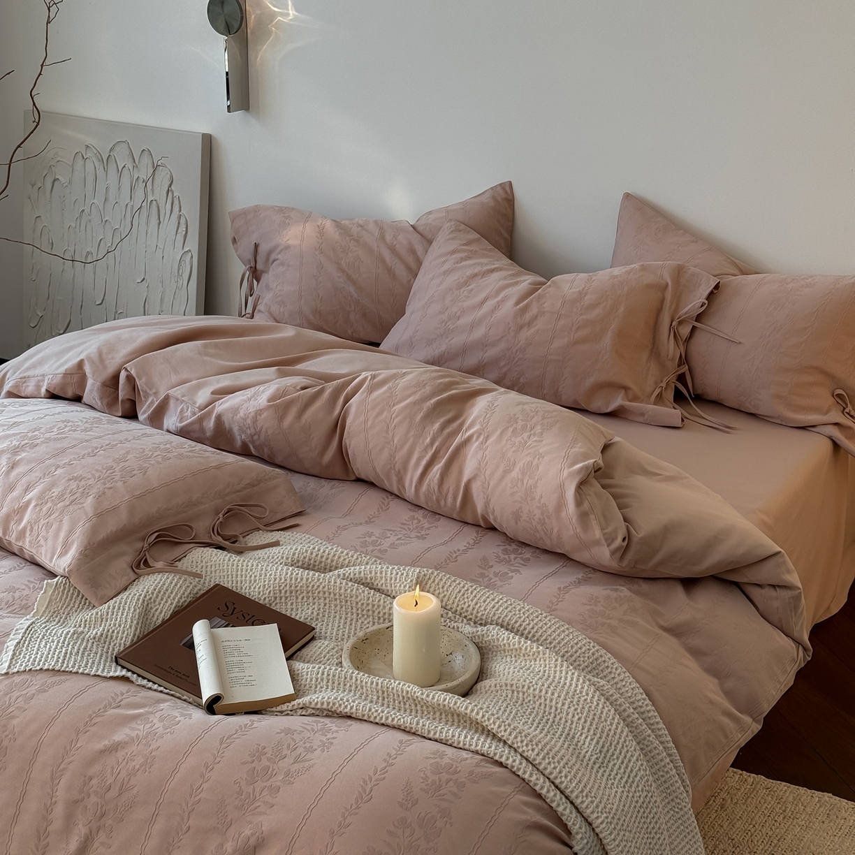 91家纺网 家纺一手货源 找家纺 简纯主义 2025新款A类磨毛浮雕提花四件套-图二 花轻粉