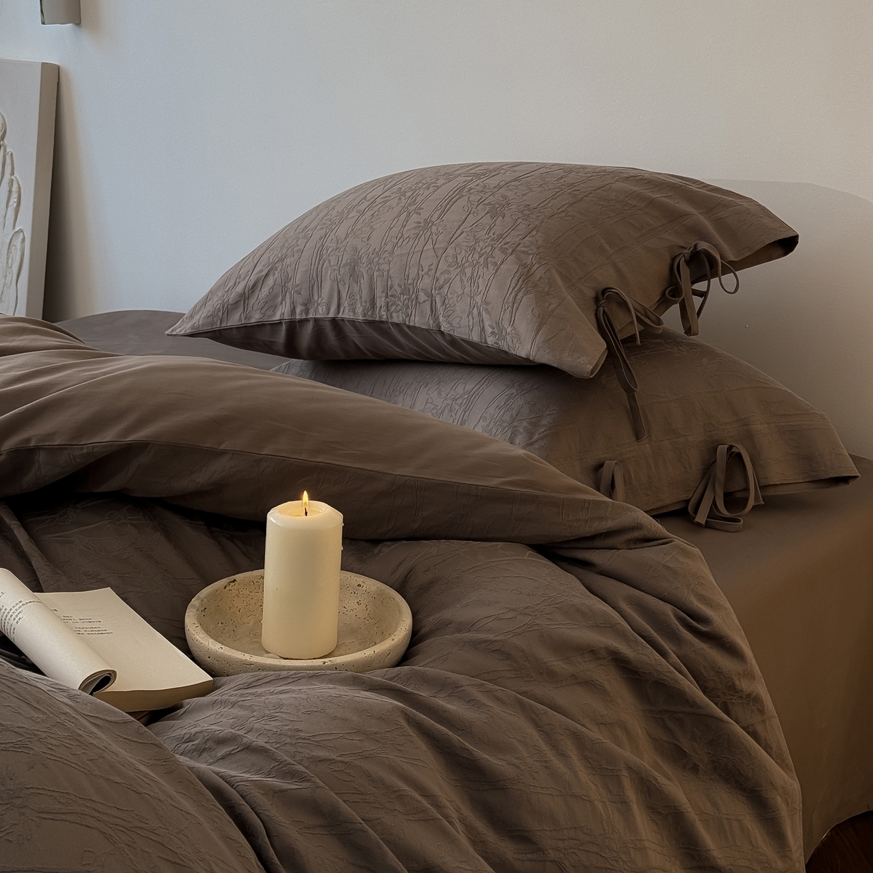 91家纺网 家纺一手货源 找家纺 简纯主义 2025新款A类磨毛浮雕提花四件套-图二 竹墨咖