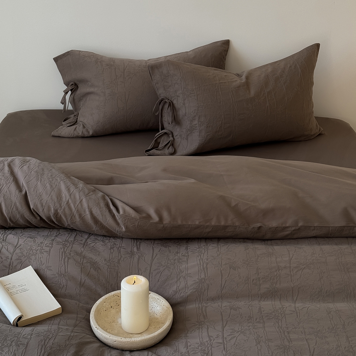 91家纺网 家纺一手货源 找家纺 简纯主义 2025新款A类磨毛浮雕提花四件套-图二 竹墨咖