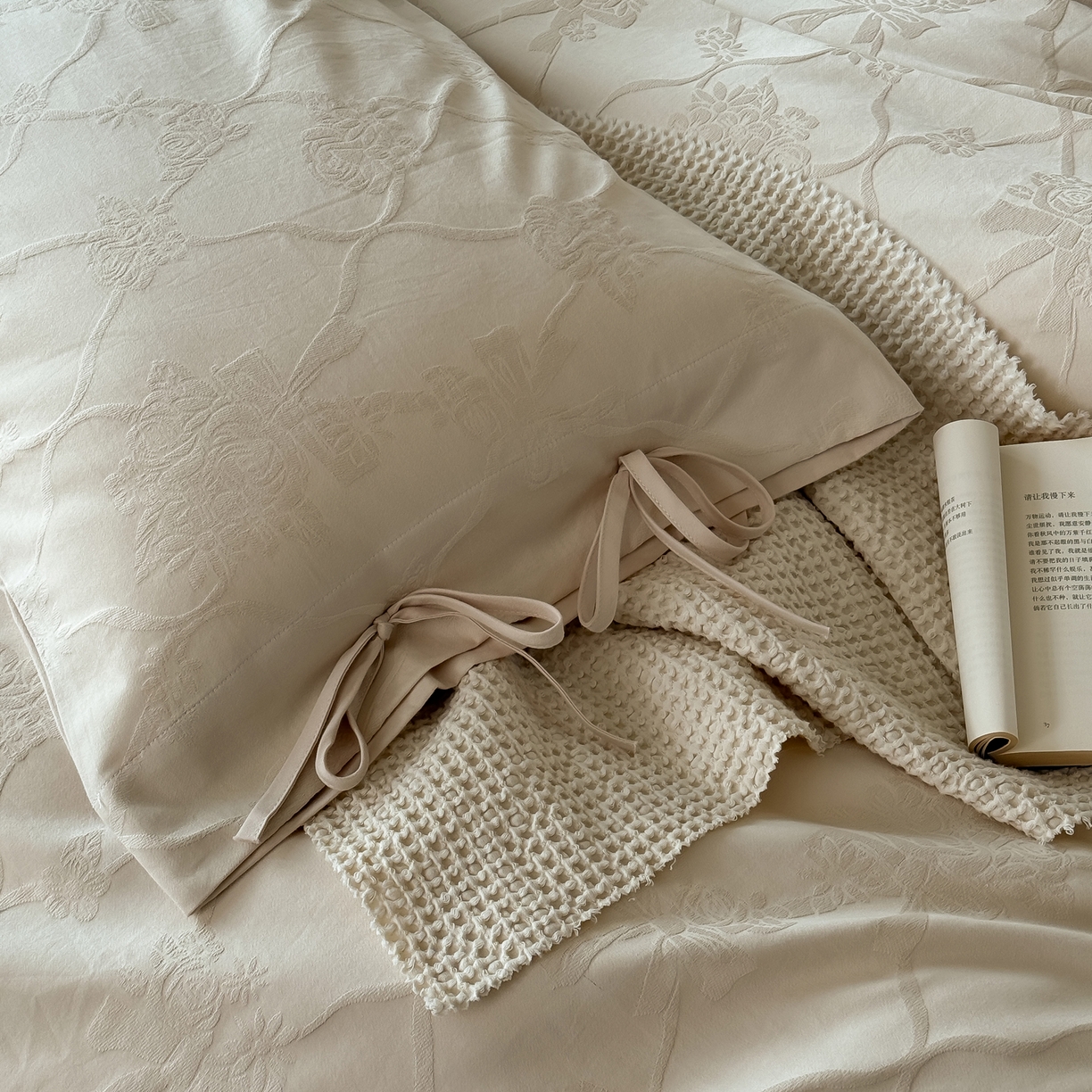 91家纺网 家纺一手货源 找家纺 简纯主义 2025新款A类磨毛浮雕提花四件套-图二 花予白