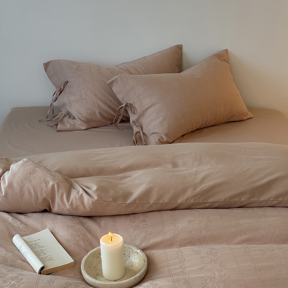 91家纺网 家纺一手货源 找家纺 简纯主义 2025新款A类磨毛浮雕提花四件套-图二 花轻粉