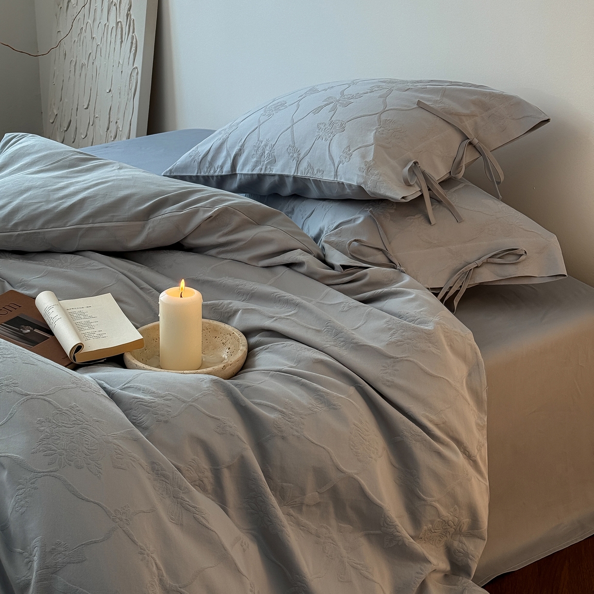 91家纺网 家纺一手货源 找家纺 简纯主义 2025新款A类磨毛浮雕提花四件套-图二 花予蓝