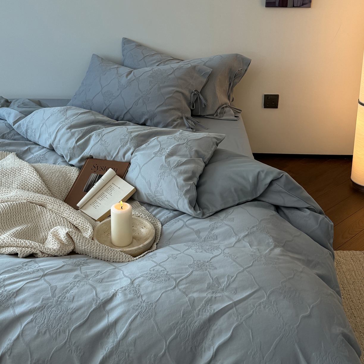 91家纺网 家纺一手货源 找家纺 简纯主义 2025新款A类磨毛浮雕提花四件套-图二 花予蓝