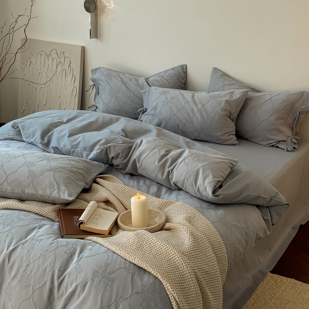 91家纺网 家纺一手货源 找家纺 简纯主义 2025新款A类磨毛浮雕提花四件套-图二 花予蓝