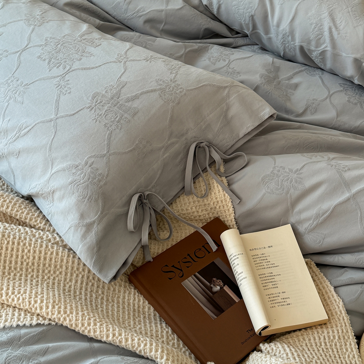 91家纺网 家纺一手货源 找家纺 简纯主义 2025新款A类磨毛浮雕提花四件套-图二 花予蓝