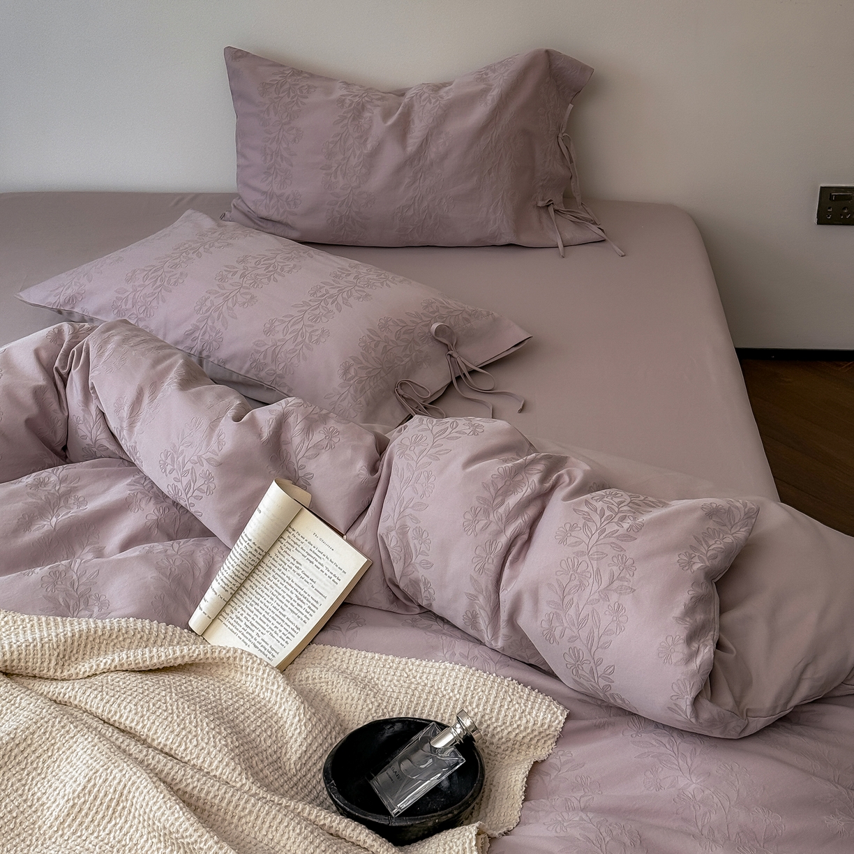 91家纺网 家纺一手货源 找家纺 简纯主义 2025新款A类磨毛浮雕提花四件套-图二 漫漫紫