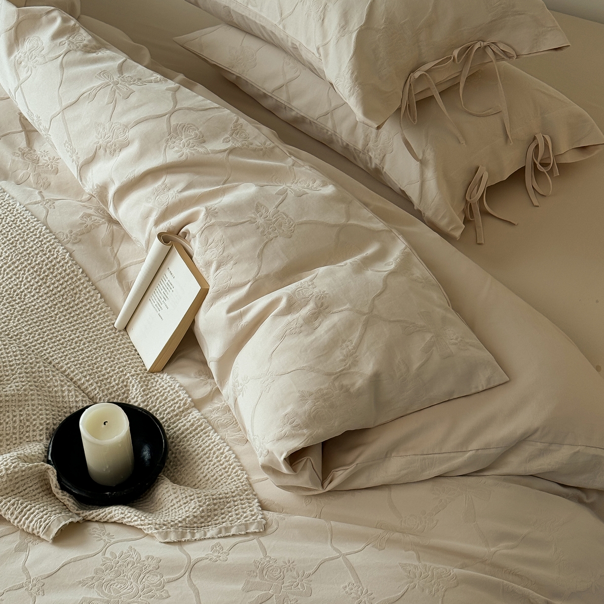 91家纺网 家纺一手货源 找家纺 简纯主义 2025新款A类磨毛浮雕提花四件套-图二 花予白