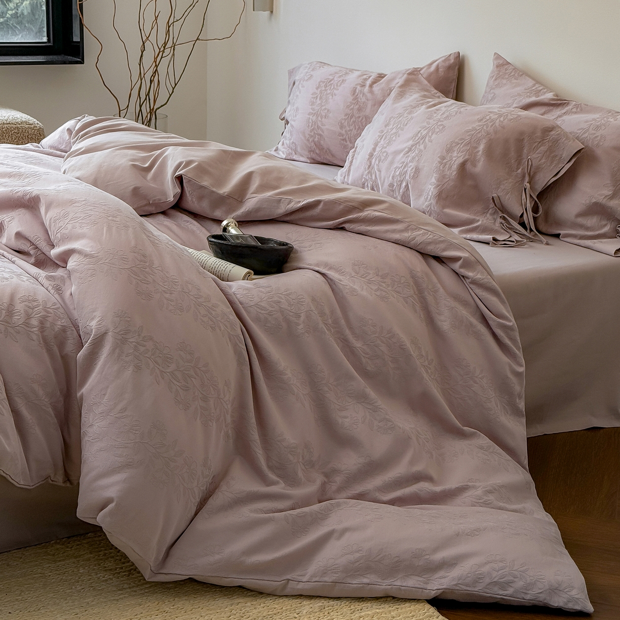 91家纺网 家纺一手货源 找家纺 简纯主义 2025新款A类磨毛浮雕提花四件套-图二 漫漫紫