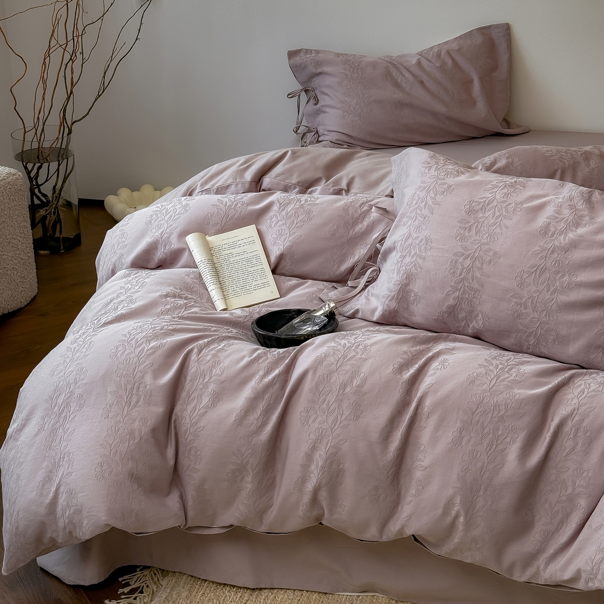 91家纺网 家纺一手货源 找家纺 简纯主义 2025新款A类磨毛浮雕提花四件套-图二 漫漫紫