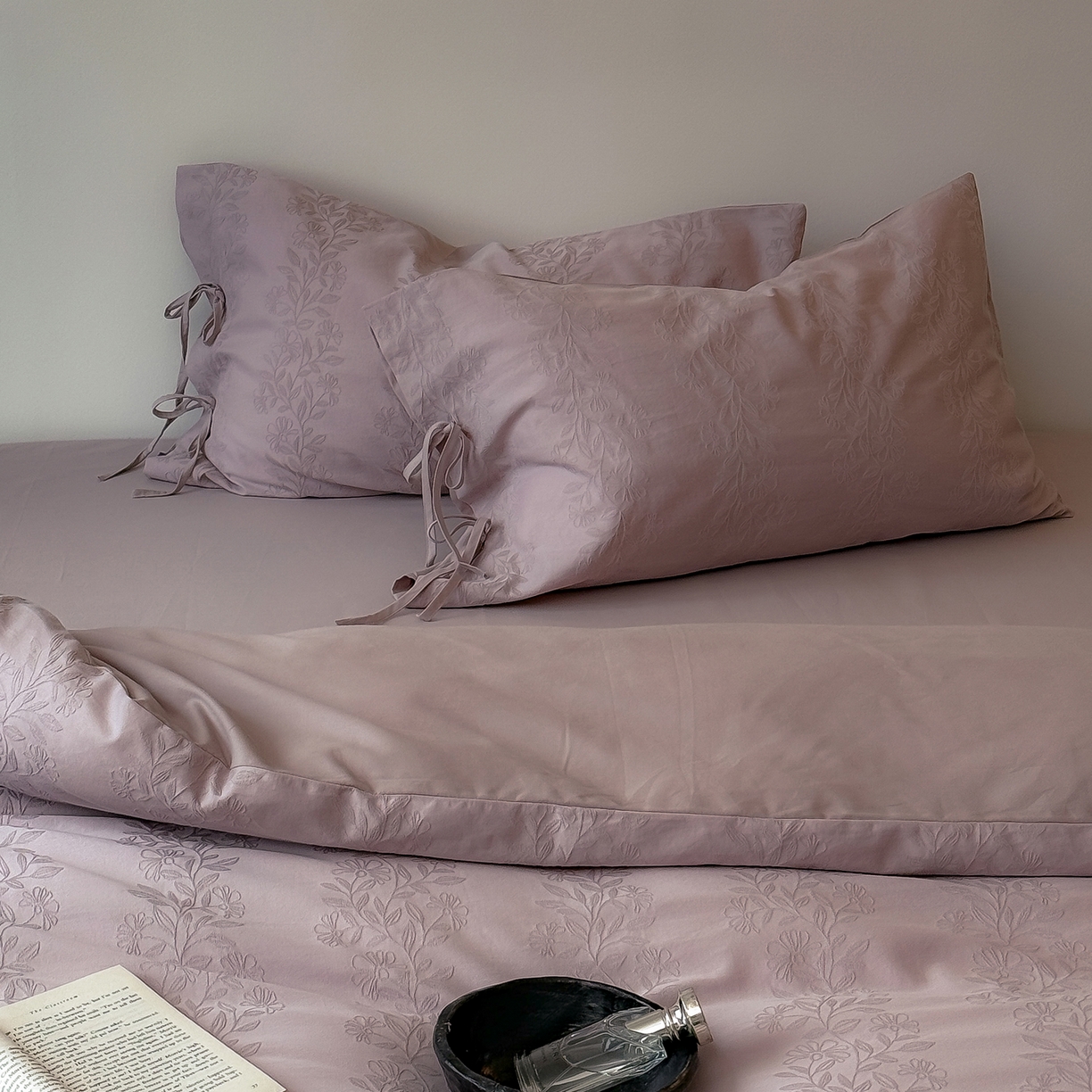 91家纺网 家纺一手货源 找家纺 简纯主义 2025新款A类磨毛浮雕提花四件套-图二 漫漫紫