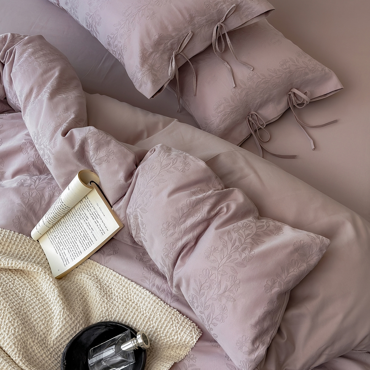 91家纺网 家纺一手货源 找家纺 简纯主义 2025新款A类磨毛浮雕提花四件套-图二 漫漫紫