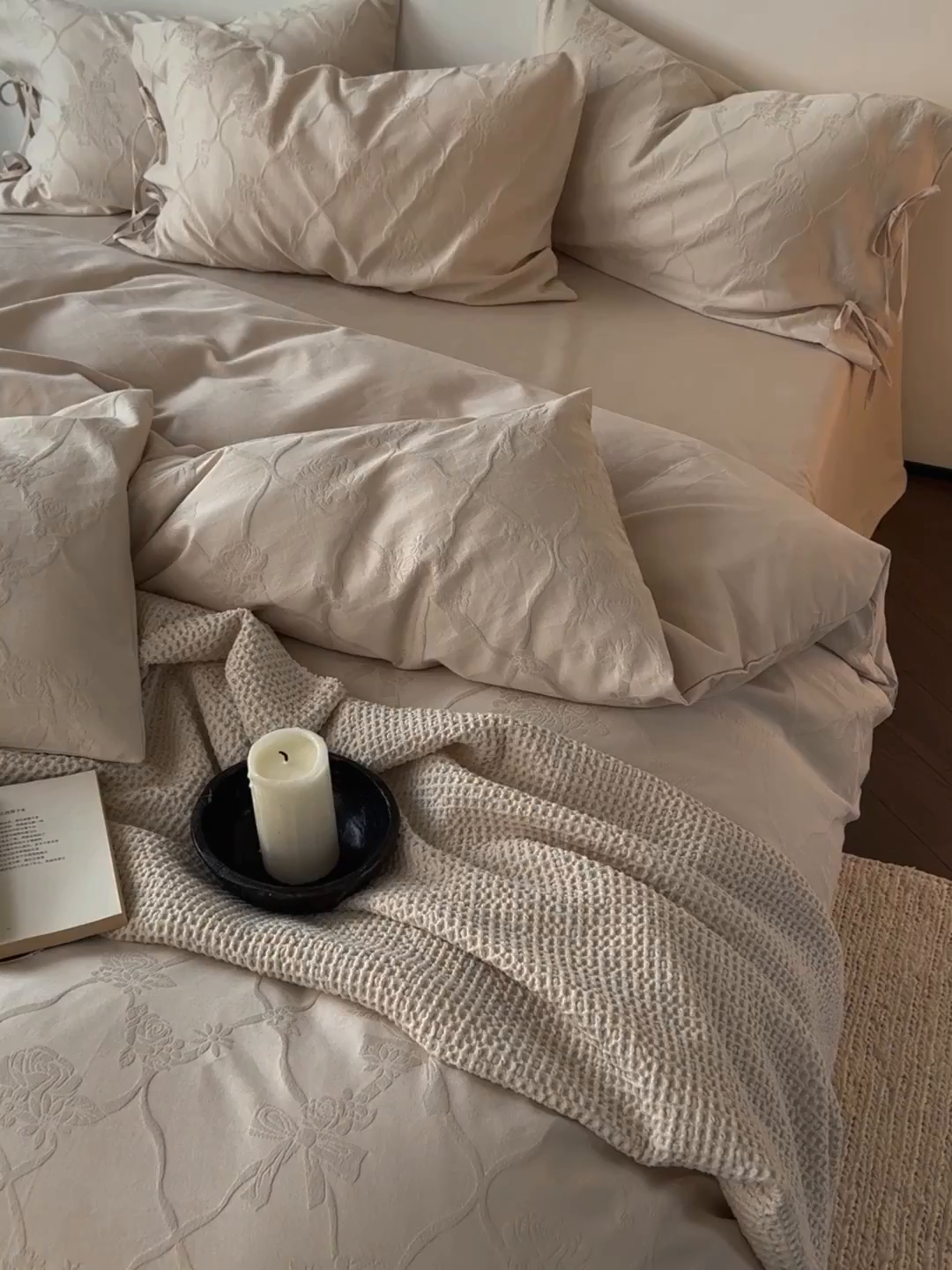 91家纺网 家纺一手货源 找家纺 简纯主义 2025新款A类磨毛浮雕提花四件套-图二 花予白