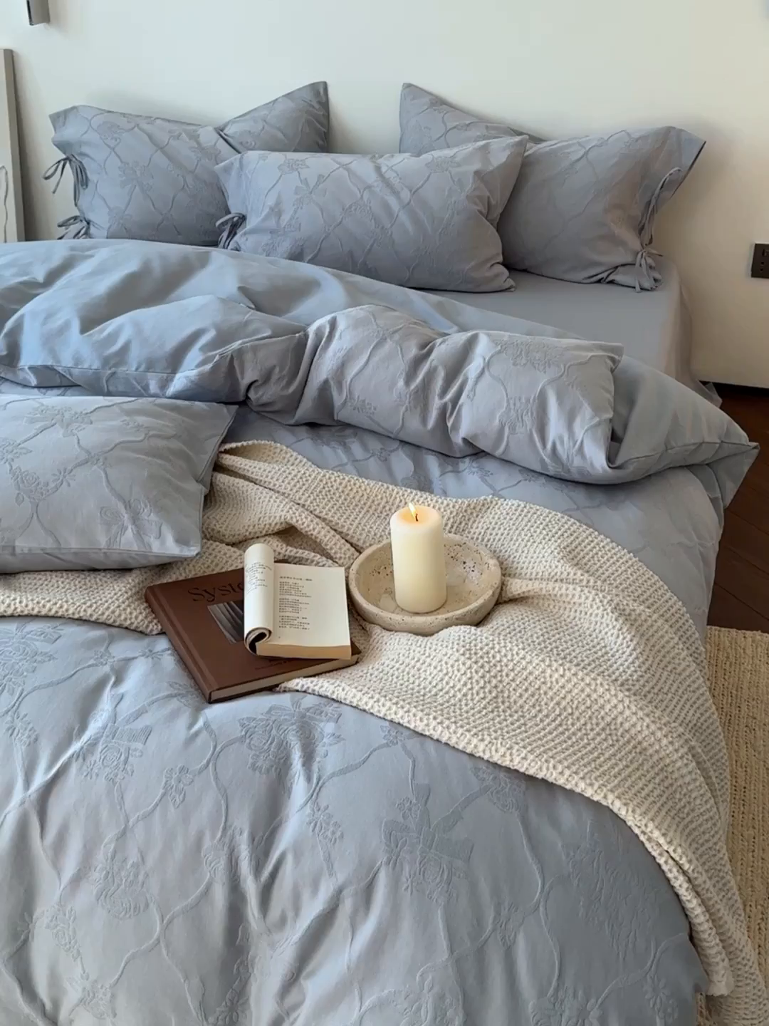 91家纺网 家纺一手货源 找家纺 简纯主义 2025新款A类磨毛浮雕提花四件套-图二 花予蓝