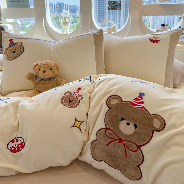 91家纺网 家纺一手货源 找家纺 席世家 2025新款婴儿绒贴布绣四件套 蛋糕熊