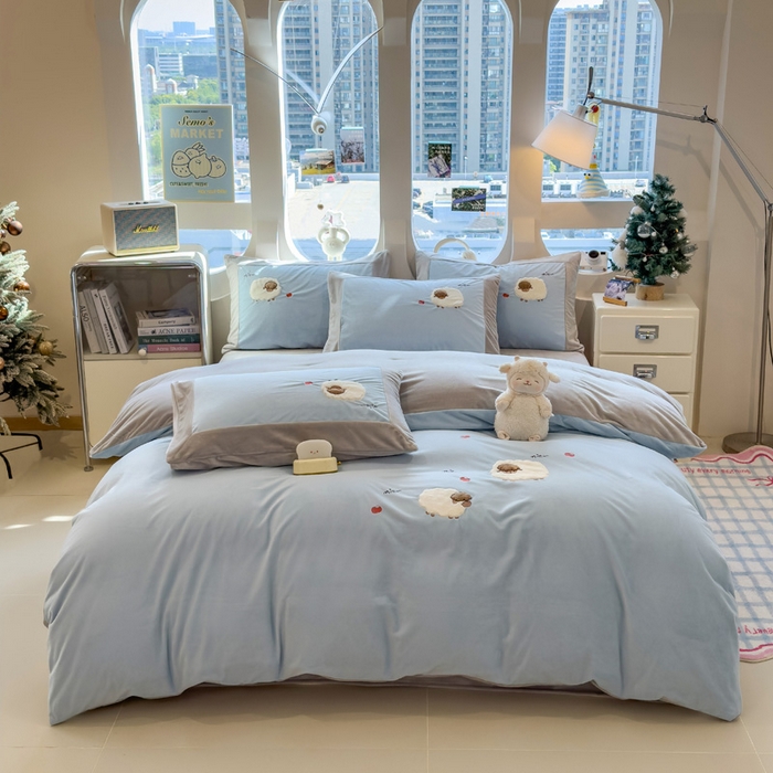 91家纺网 家纺一手货源 找家纺 席世家 2025新款婴儿绒贴布绣四件套 泡芙小羊