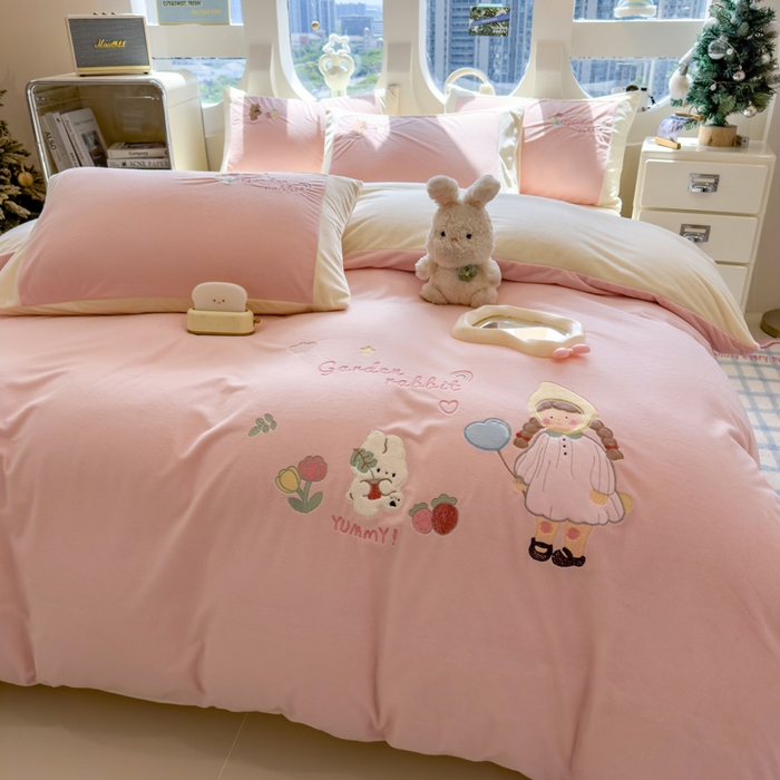 91家纺网 家纺一手货源 找家纺 席世家 2025新款婴儿绒贴布绣四件套 小女孩