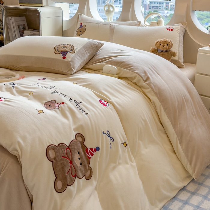 91家纺网 家纺一手货源 找家纺 席世家 2025新款婴儿绒贴布绣四件套 蛋糕熊