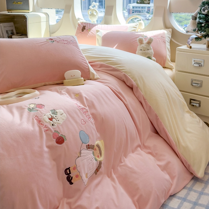 91家纺网 家纺一手货源 找家纺 席世家 2025新款婴儿绒贴布绣四件套 小女孩