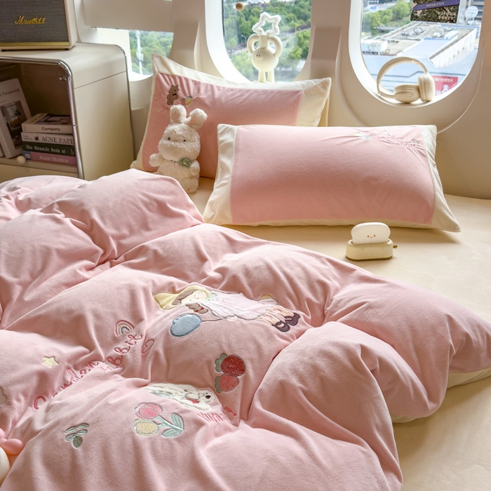 91家纺网 家纺一手货源 找家纺 席世家 2025新款婴儿绒贴布绣四件套 小女孩